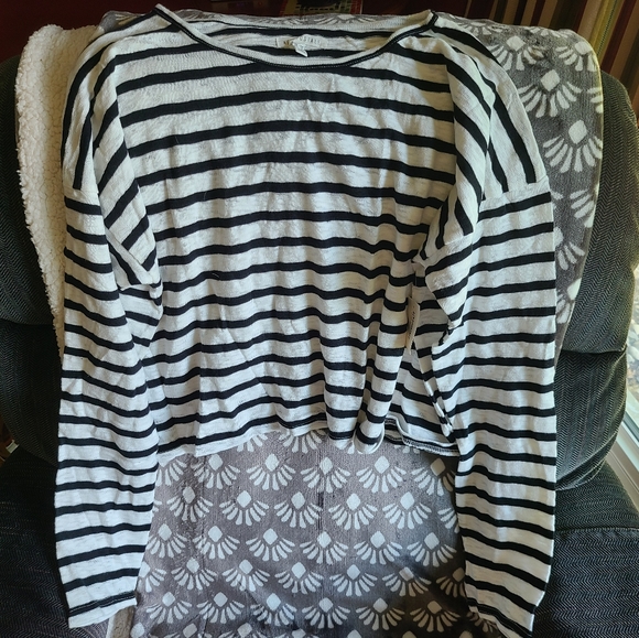 Long sleeve, b/w crop top - Picture 1 of 4